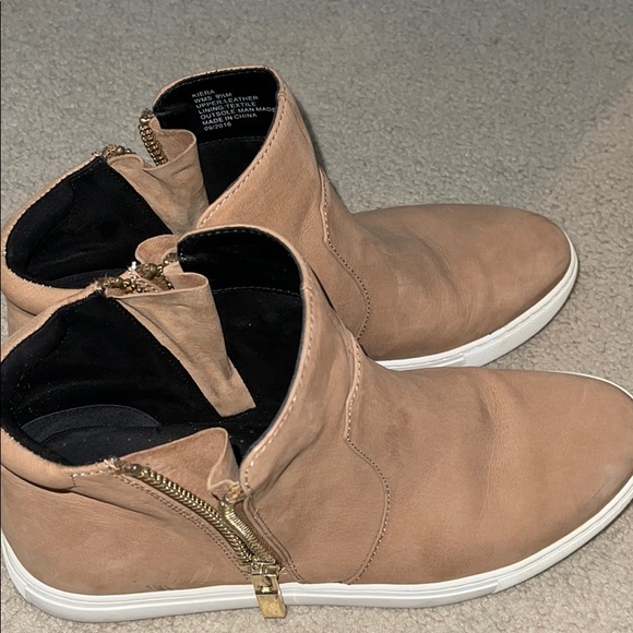 Women’s Kenneth Cole Sneaker - Picture 2 of 10